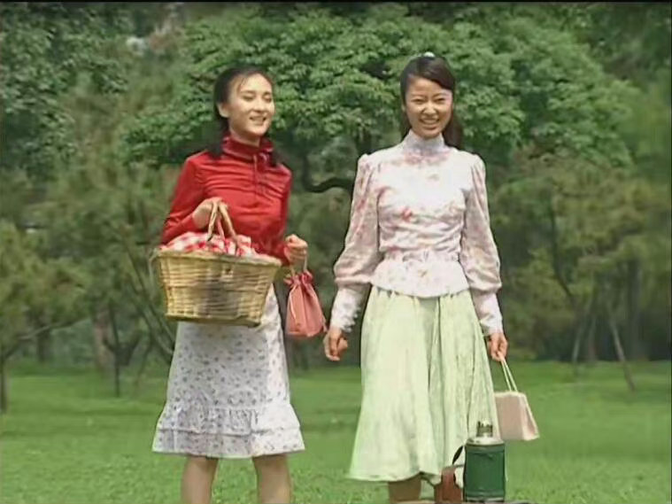 看如萍和梦萍就知道，碎花衣服的搭配秘诀是纯色衣服。 ​ ​​​