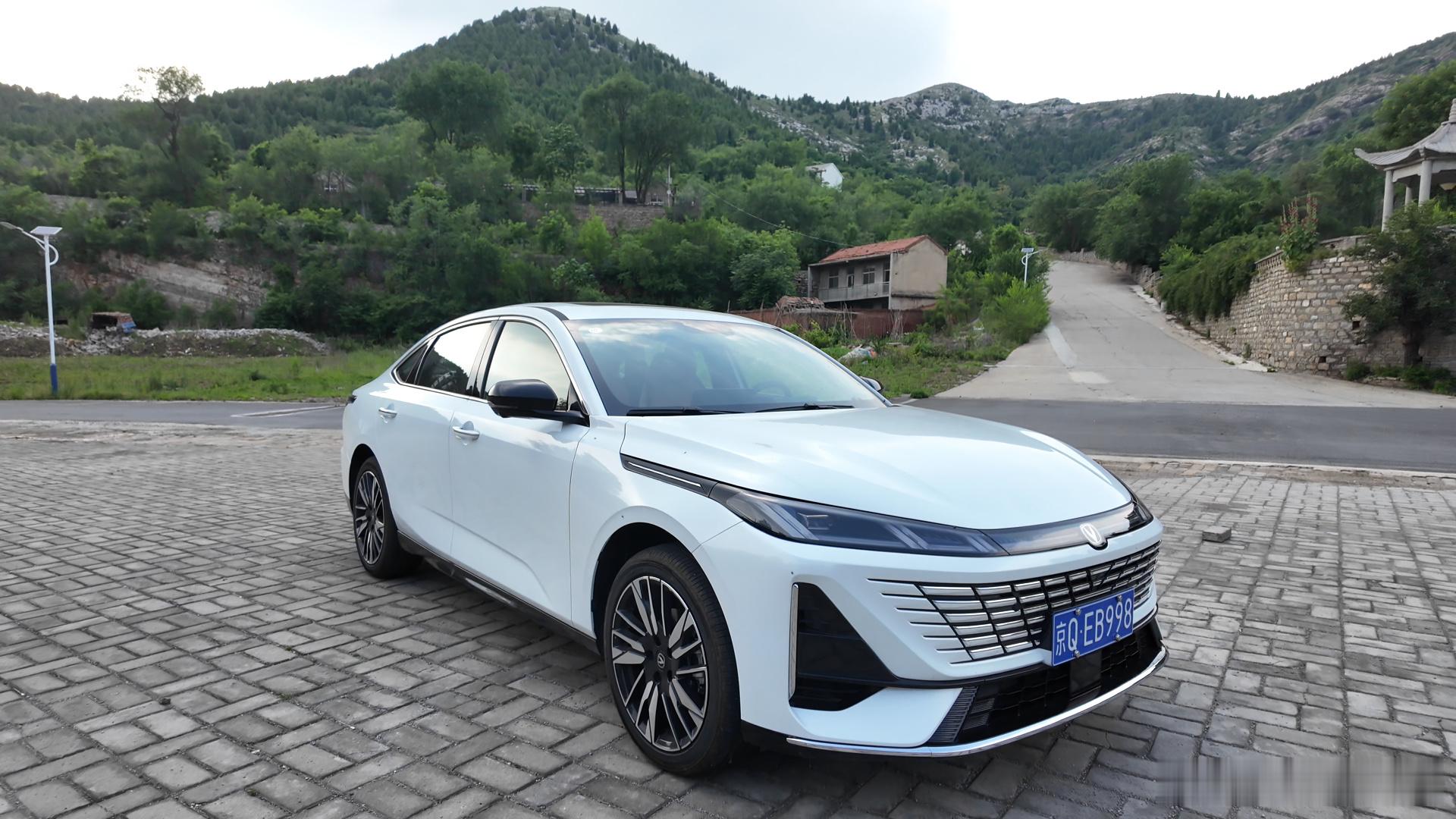 之前总觉得七八万家用车外观老气保守，提了这台逸动蓝鲸超擎直接颠覆我的想法。 前脸