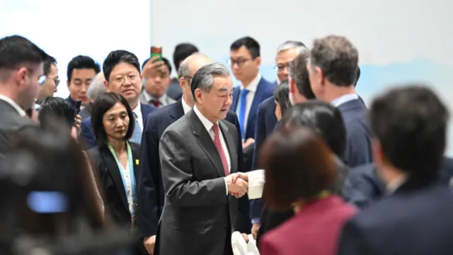 【特朗普心腹来华，中方以静制动，王外长主持大会，全程没提美国】美国总统特朗普已经