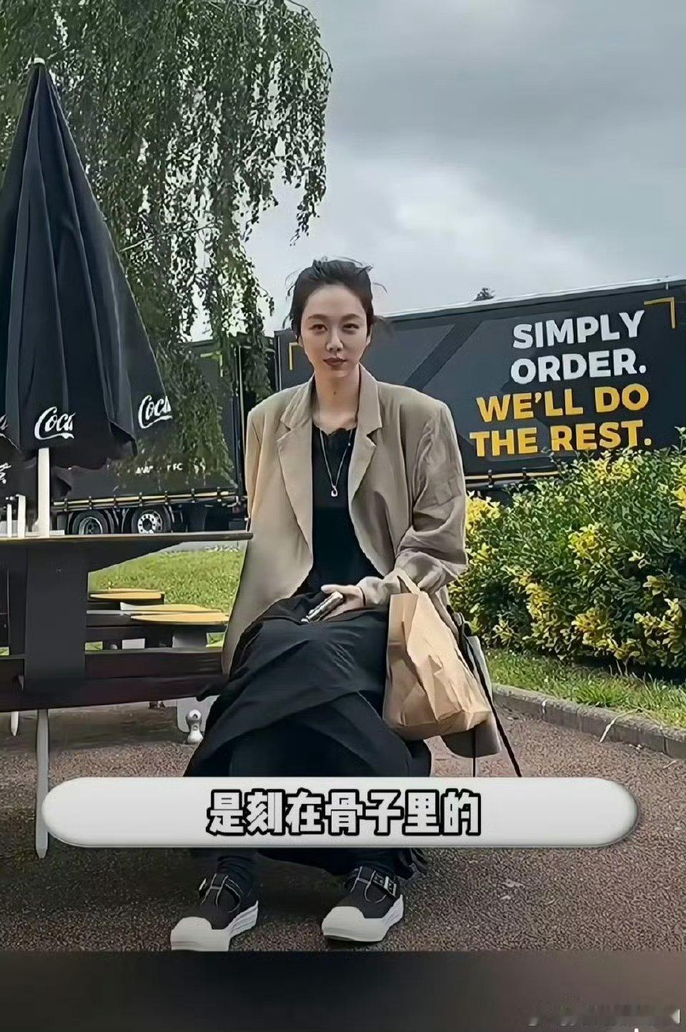 姜妍请粉丝来家里吃饭内娱活人天花板！姜妍直接把粉丝请到有绿植培养室的家里，亲手做