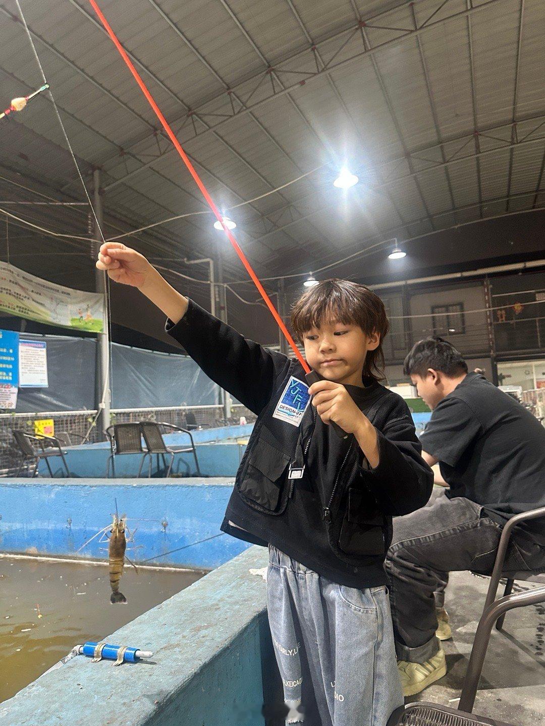 今晚惩罚他没饭吃，但我带他来钓虾。钓到多少就吃多少，凭实力吃饭。最终第一次钓虾，