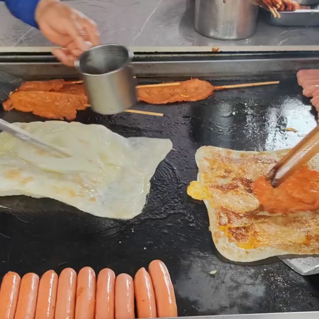 每次路过鸡蛋灌饼摊，我都挪不动腿！今天特意多加了一个蛋🍳，老板笑眯眯地舀了满满