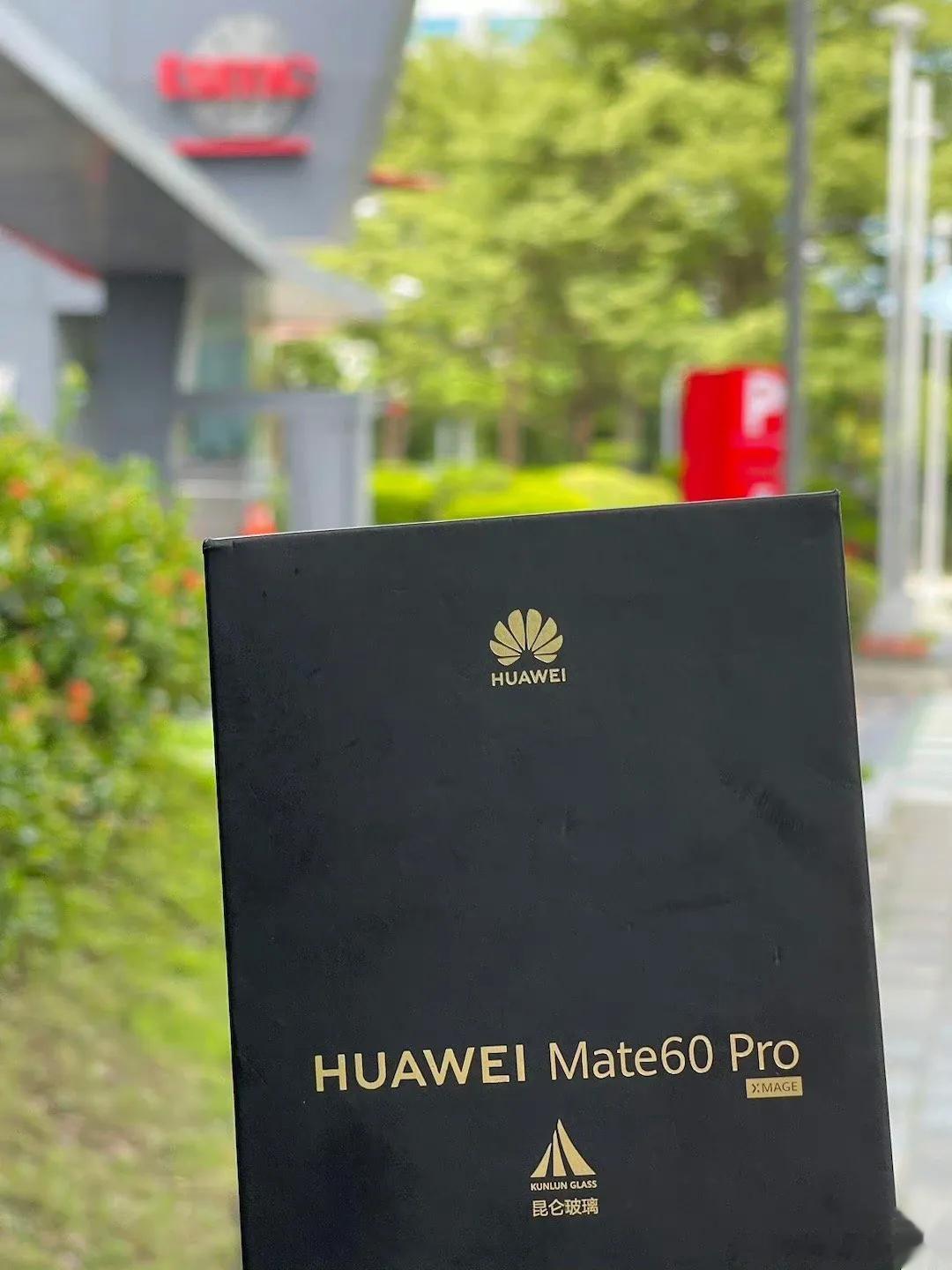 台湾省华为铁粉在台积电“张忠谋大楼”前晒华为Mate60 Pro，并致敬中芯梁孟