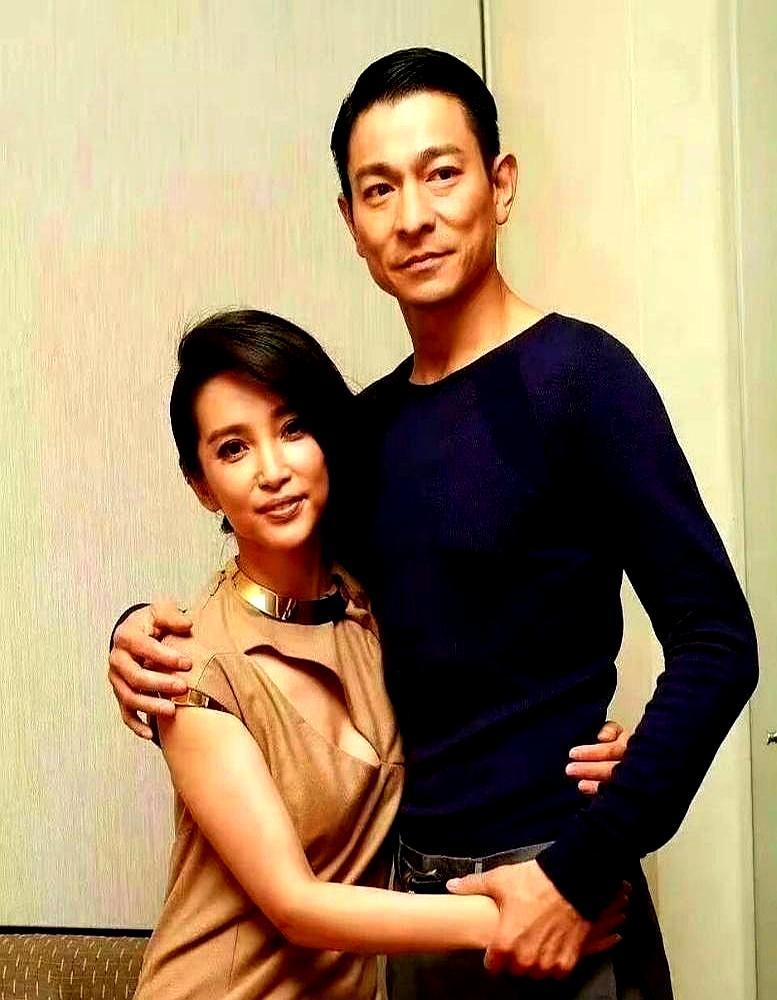 穿50块退休裤的刘德华，气场压过穿高定的李冰冰？
 
这是最近网上传得很凶的娱乐