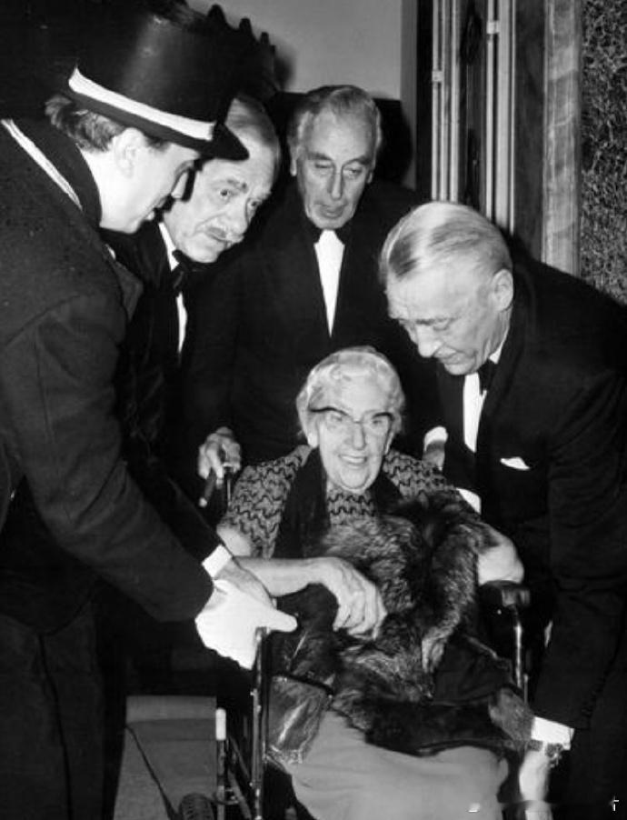 1974年，《东方快车谋杀案》电影首映式。图1：阿加莎·克里斯蒂坐在轮椅上出席活