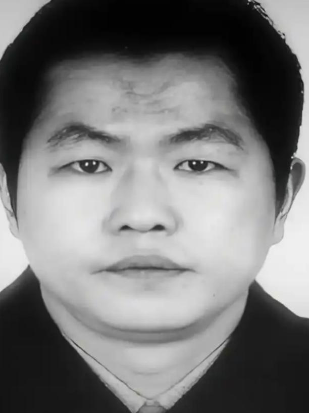 河南村民徐林东就因为帮残疾女邻居写了几封维权信，走在路上突然被硬生生拽上车，直接