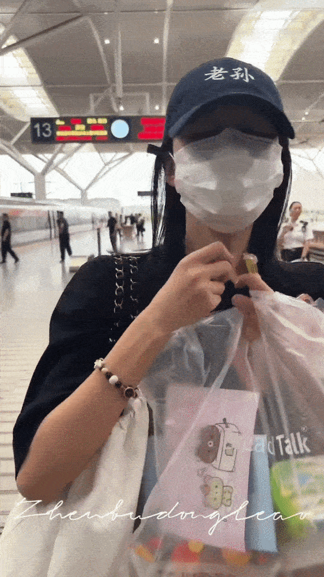 孙怡的帽子写着老孙 孙怡也太懂粉丝的心了！帽子写着“老孙”随性又搞怪，机场低调出