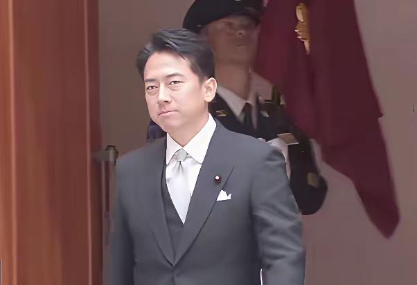 ​日本迎来了新政府新际象，这时候在所有的内阁成员中看到了很多熟悉面孔，小泉进次郎