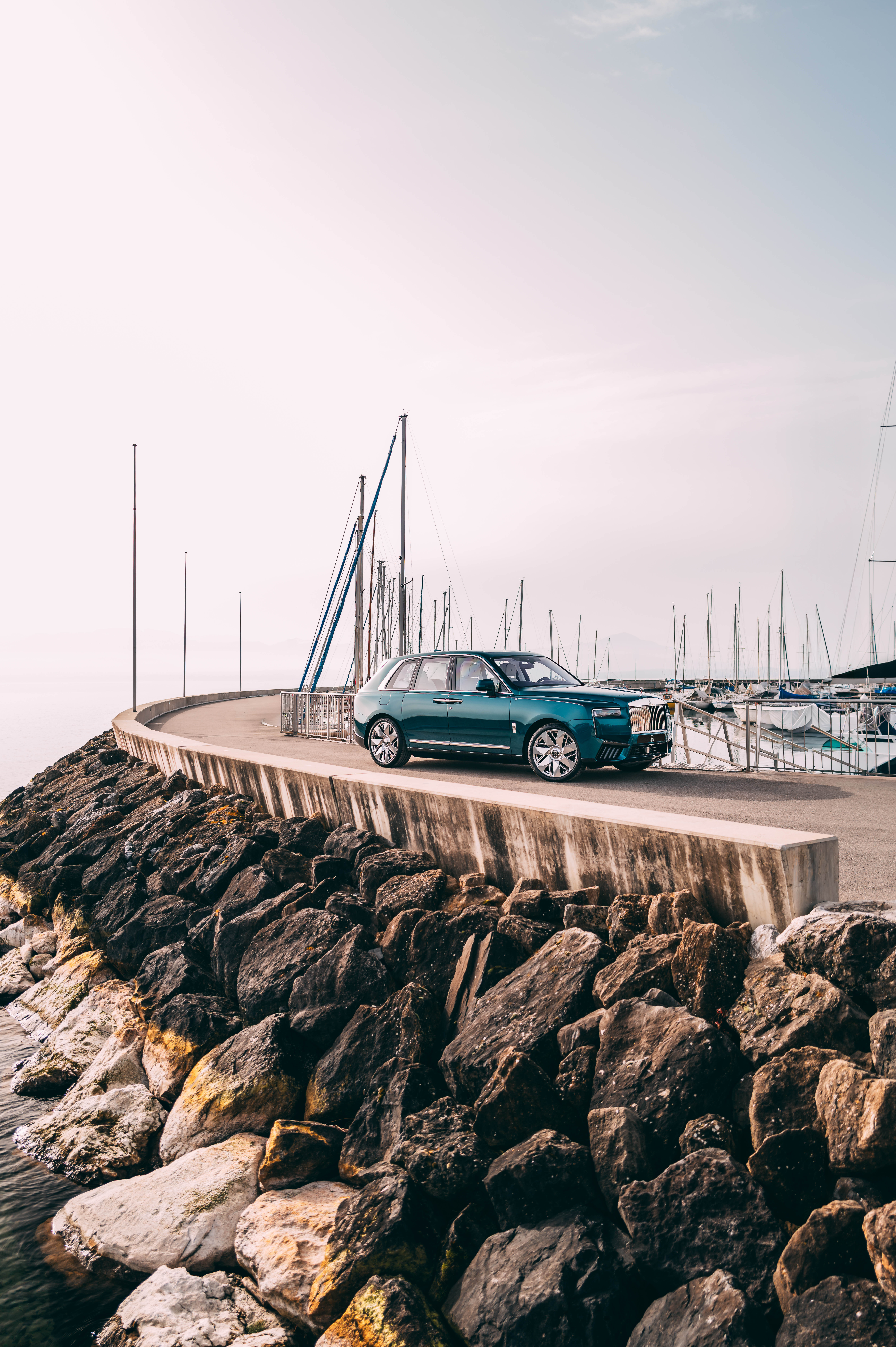 劳斯莱斯推出库里南Yachting定制系列，以现代游艇为灵感，推出以罗盘东、西、