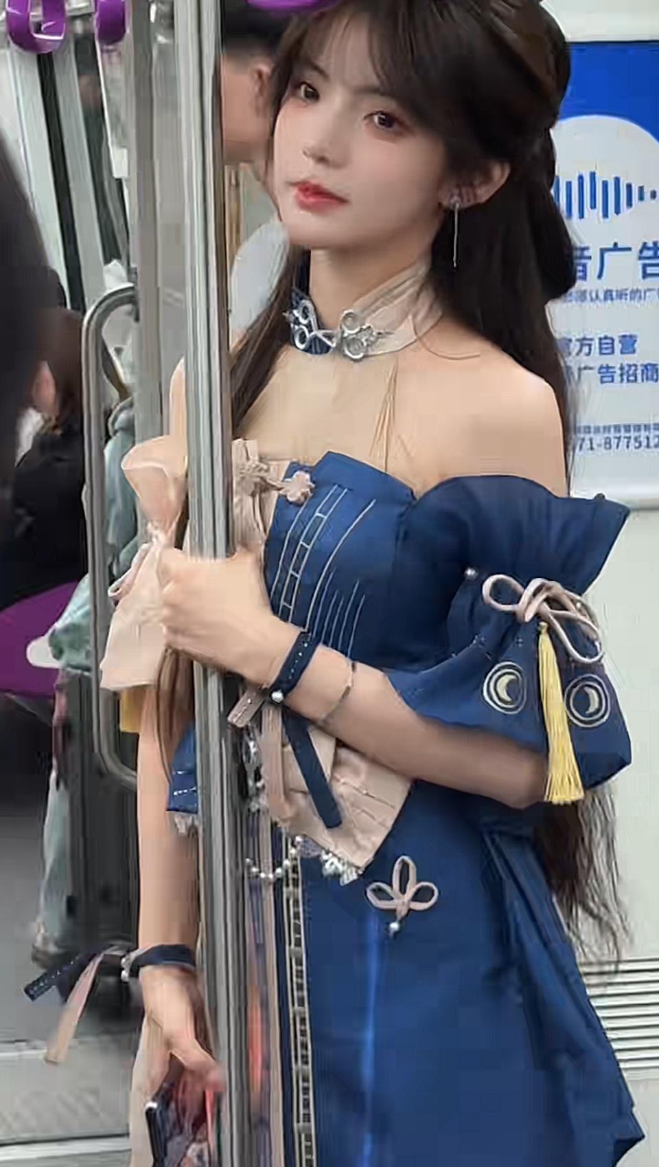 地铁偶遇国风惊艳，蓝裙配青丝，次元壁在这一刻轻轻消融