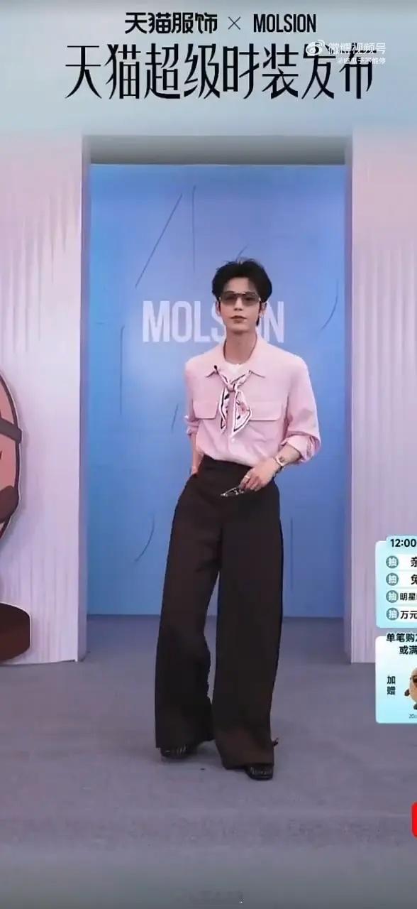 来看看张凌赫品牌直播截图 这也太瘦了 
