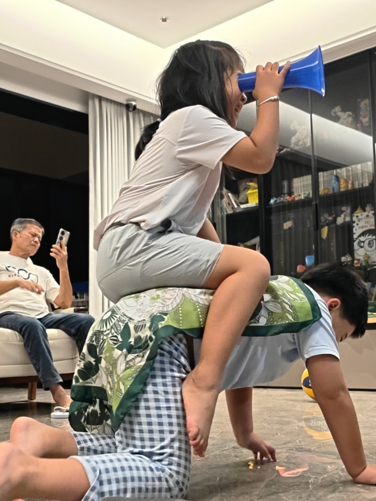 人民日报锐评年轻人养不起老人了 我将来不需要孩子们养，我只希望他们健康快乐幸福?
