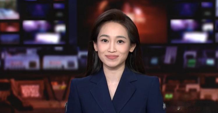 近日，央视中文国际频道《中国新闻》迎来“00后”新主播陶忆雯，引发广泛关注。这位