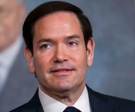 卢比奥躲着特朗普在飞机上睡觉
 
美国国务卿承认，在乘坐空军一号飞行期间，他会尽