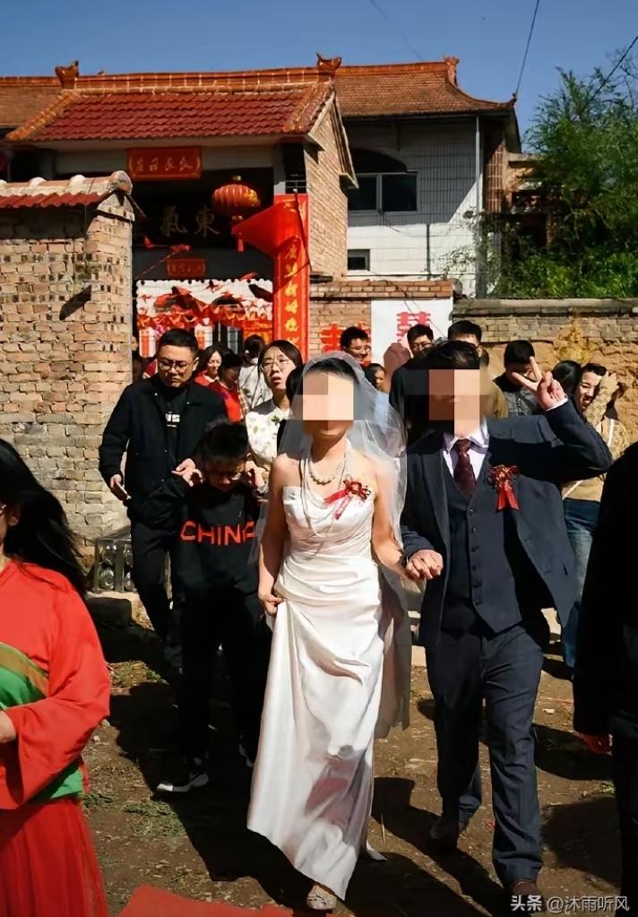 山西长治，最近出了一件稀奇事！一对新人结婚，女方订婚要了18万8的彩礼，结果结婚