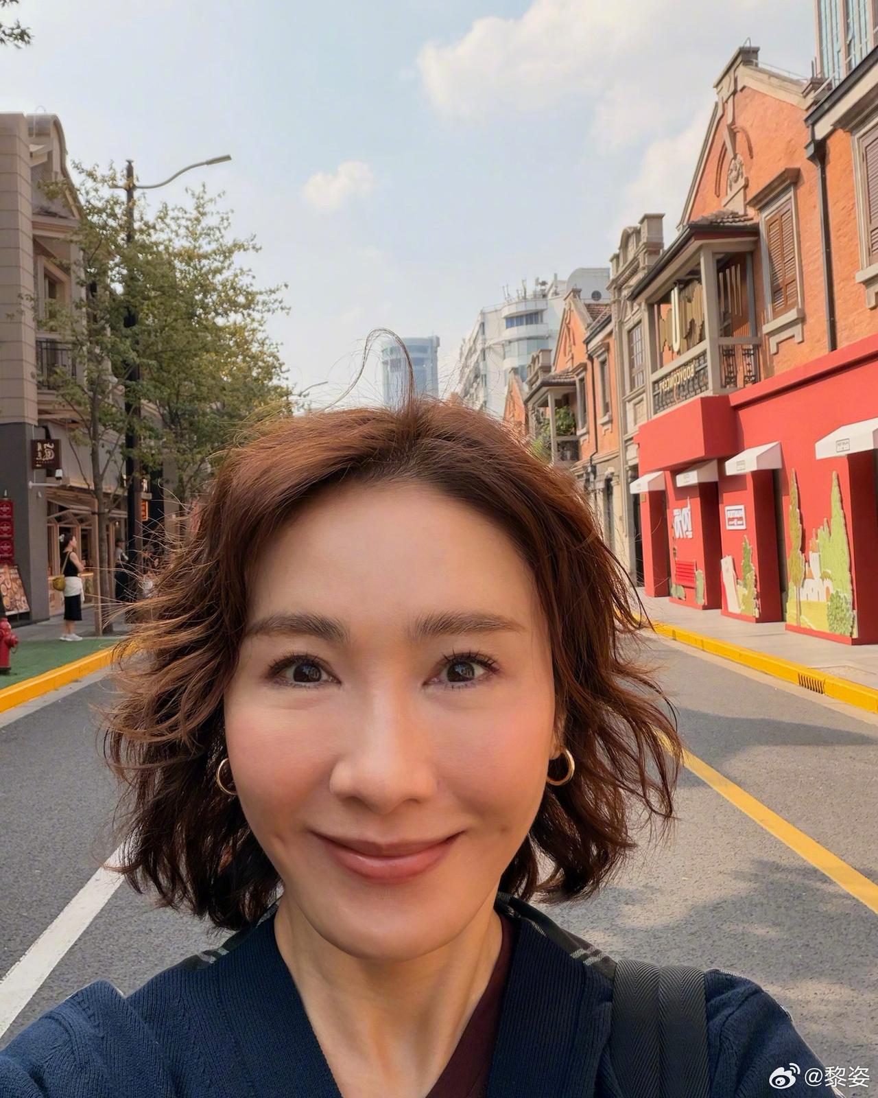 刷到黎姿最近的上海行程，全程走的都是接地气的老上海路线，完全没有明星架子。
她去