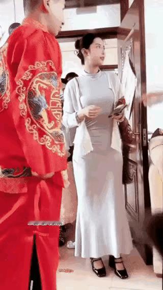 这男子借助婚闹占女人便宜，不以为耻反以为荣，可恶。