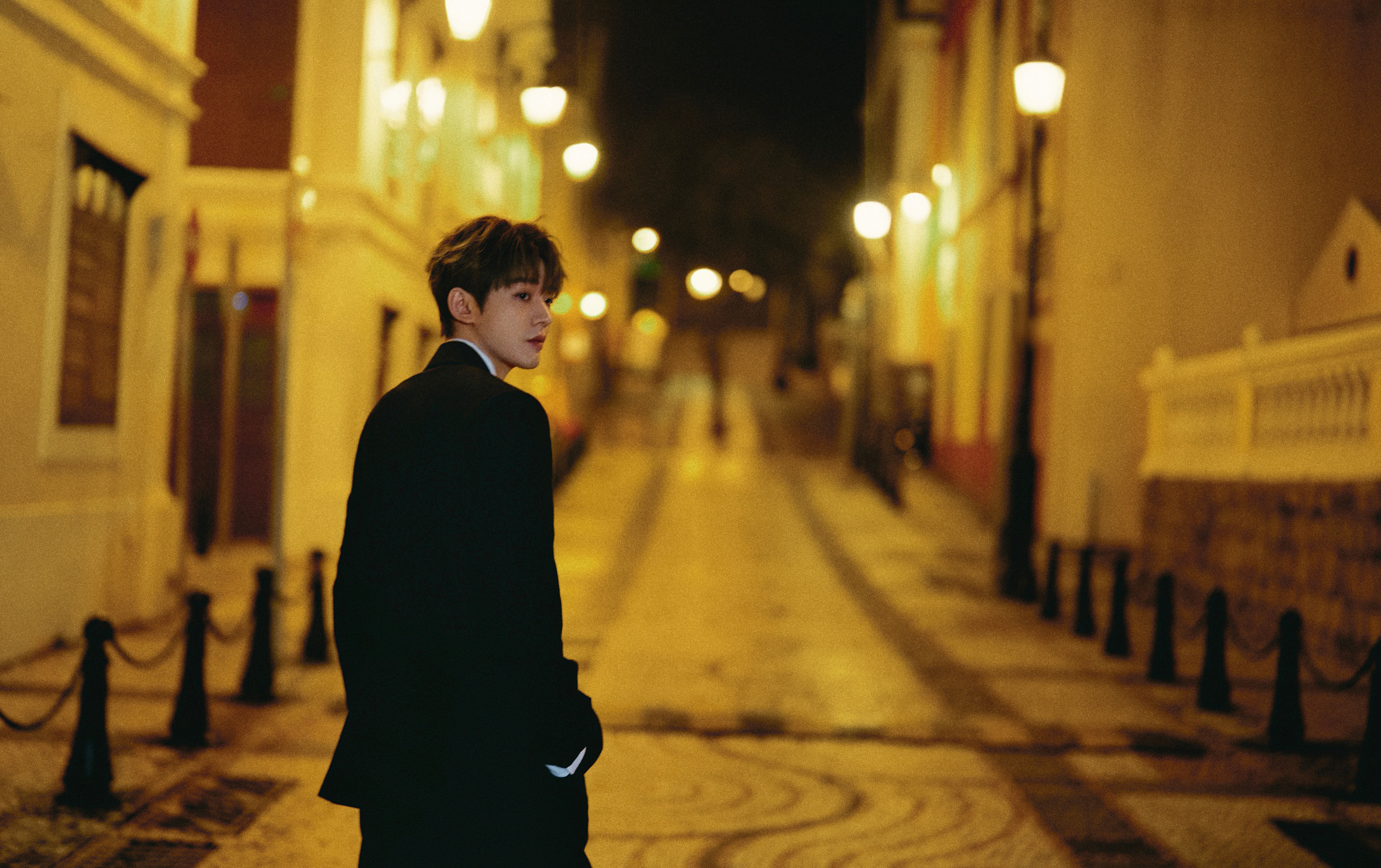 邓为今日出席爱奇艺尖叫之夜造型图集，BALMAIN黑色西装搭配阔腿裤，衬衫领下点