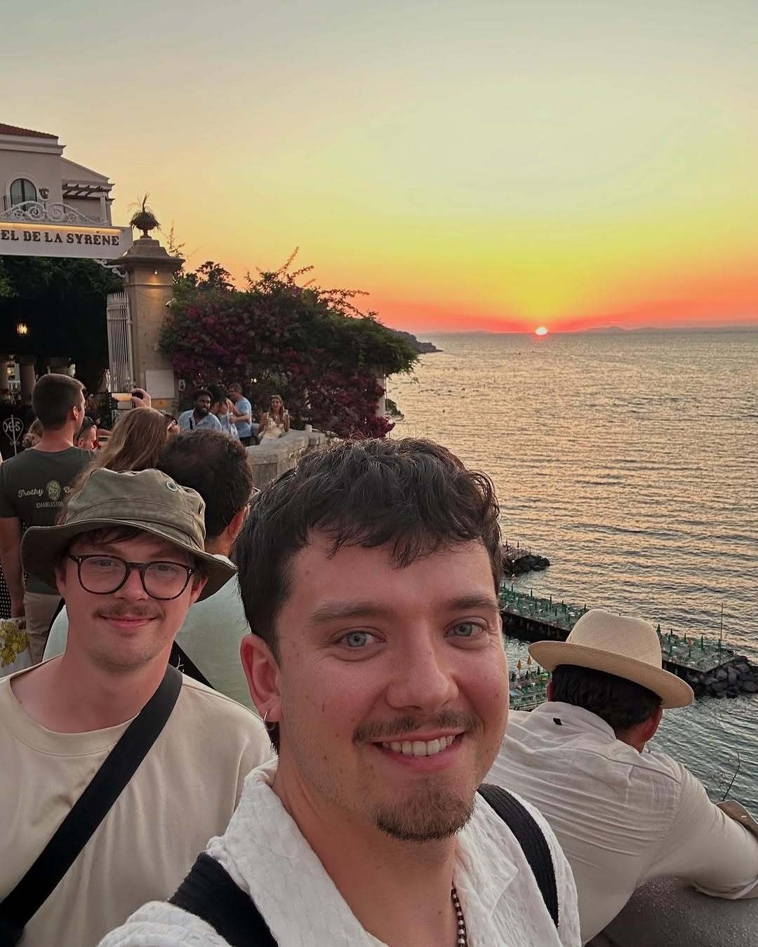 《性教育》男主阿沙Asa Butterfield新自拍🤳 ​​​