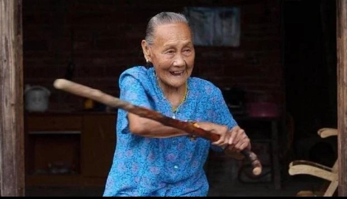 “抓活的！”1941年，七八个日本兵围住了一个年轻的女子，叫嚣着要抓俘虏，可是一