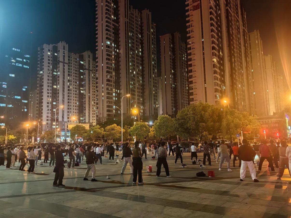 建议年轻人也去学广场舞别觉得广场舞只是长辈专属，年轻人不妨试着参与。舒缓舞步放松