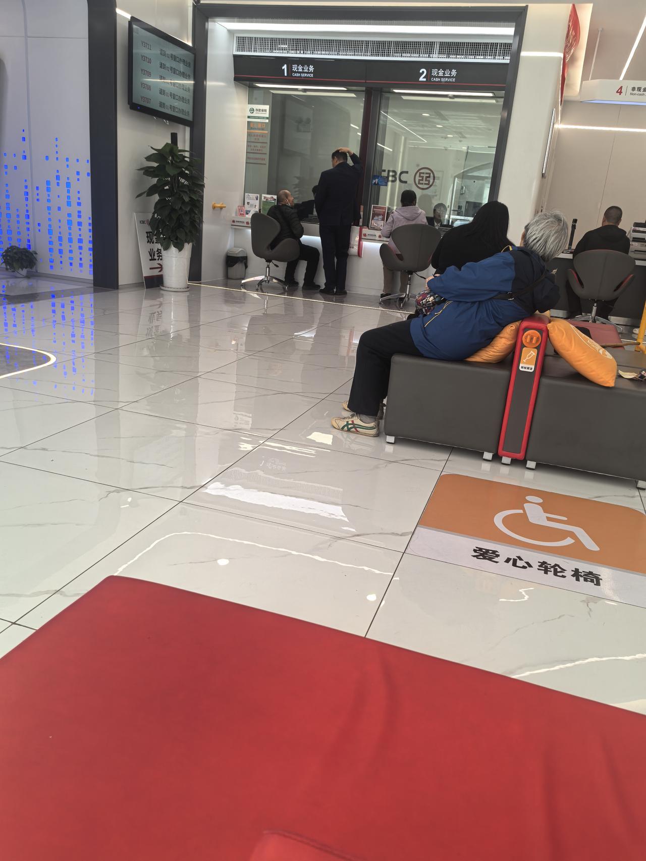 今天真看到，老人去现金。柜员在问取5万现金干啥。最后就取了几千。[笑哭][笑哭]