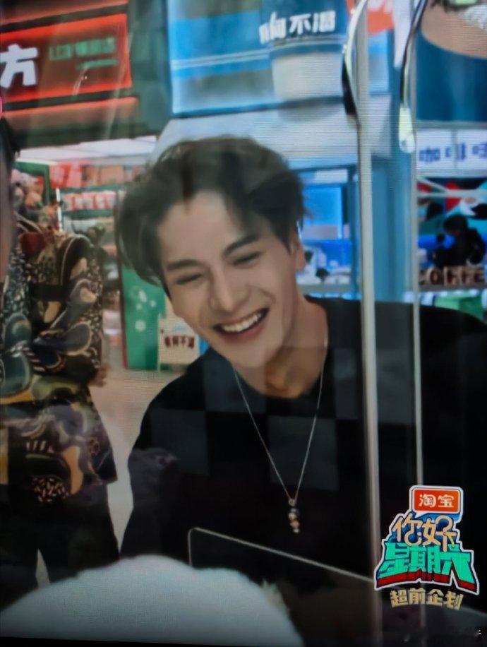 王嘉尔舔手套 王嘉尔MAGICMAN2巡演太会了！用电影叙事讲“自我觉醒”，靠炸