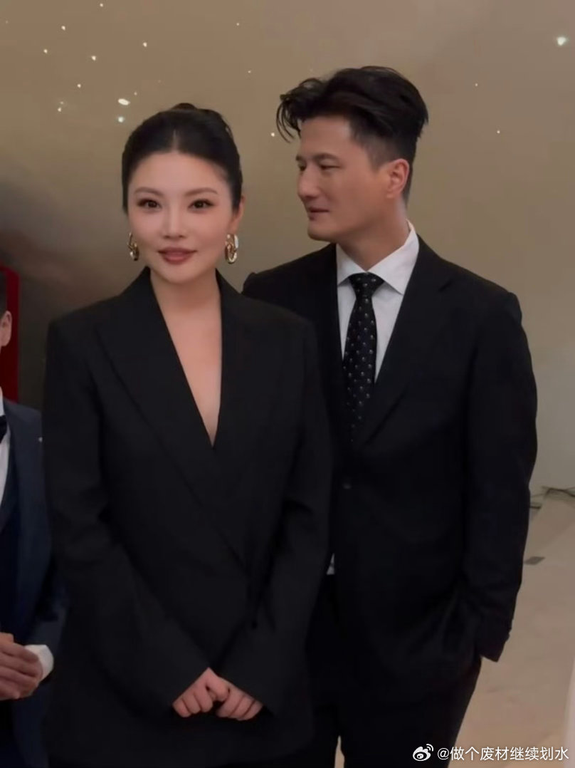 徐冬冬年纪上来了反而更美了谁懂徐冬冬啊！这一身黑造型太有气质了啊！真的是年纪上来