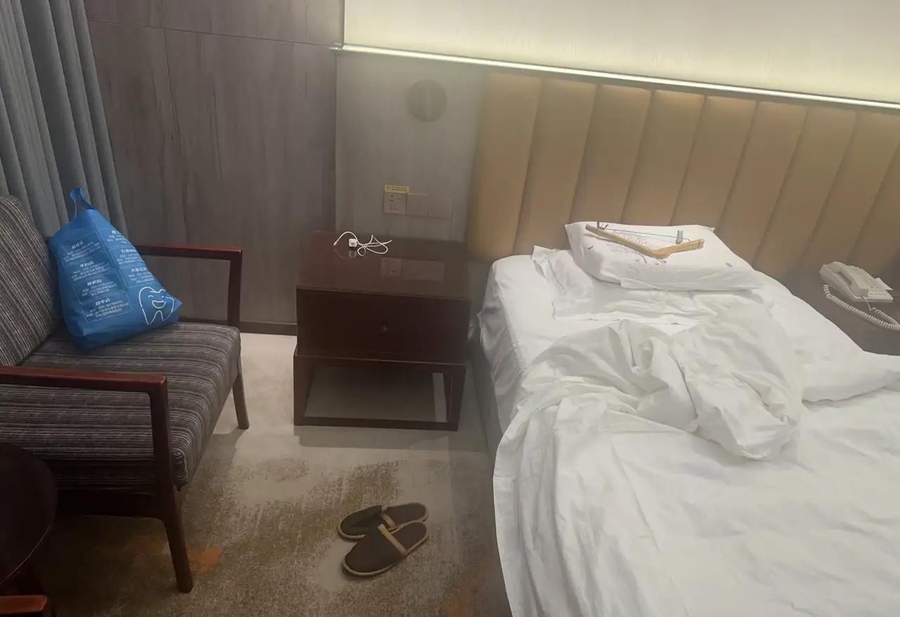 湖南长沙，女子在酒店房间醒来，发现自己与男同事赤裸地躺在一起。认为自己被男同事侵