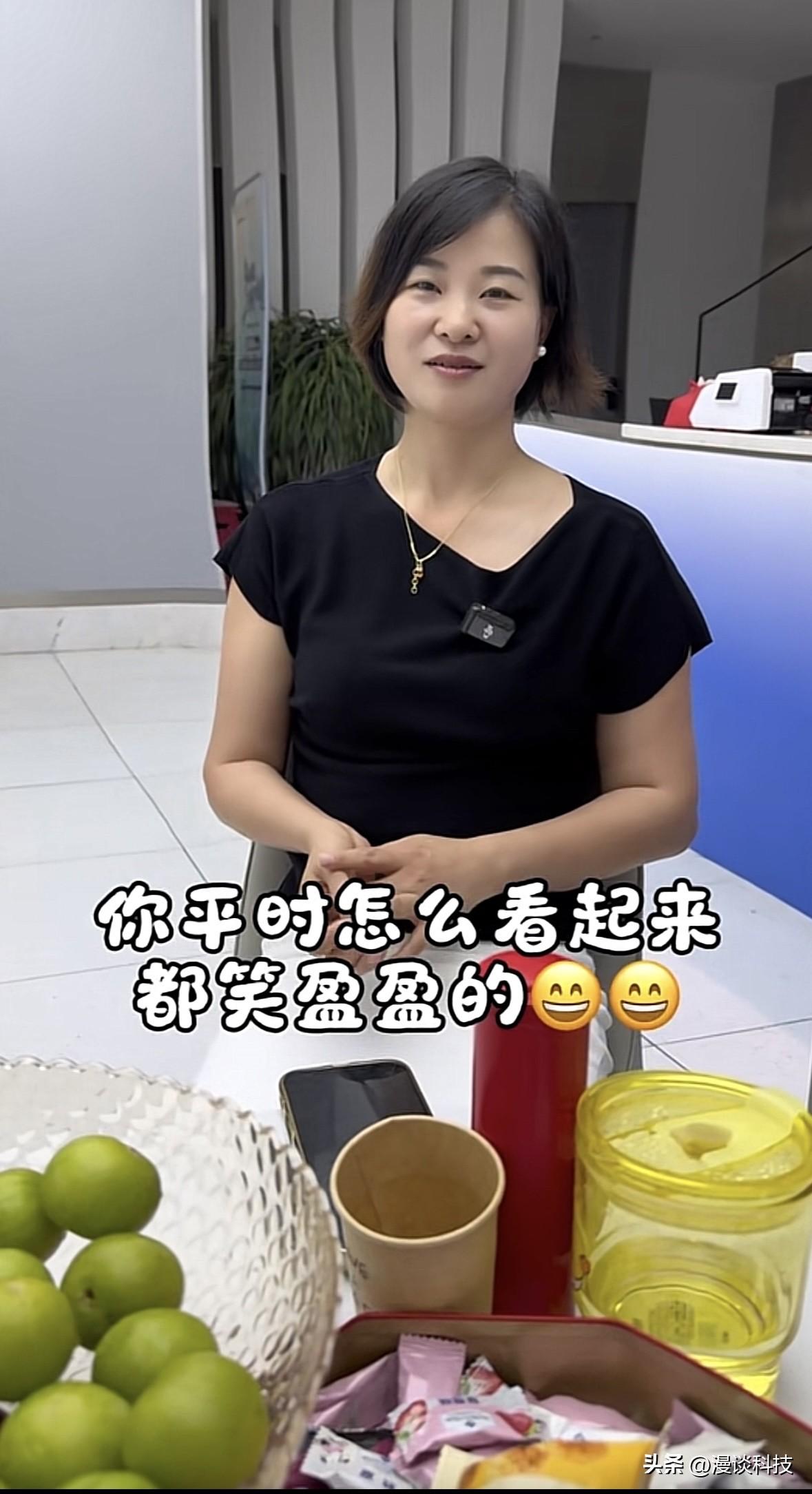 张雪妻子“星姐”回应为何总是笑盈盈的：除了生死，其他都没有什么大不了的事。

爱