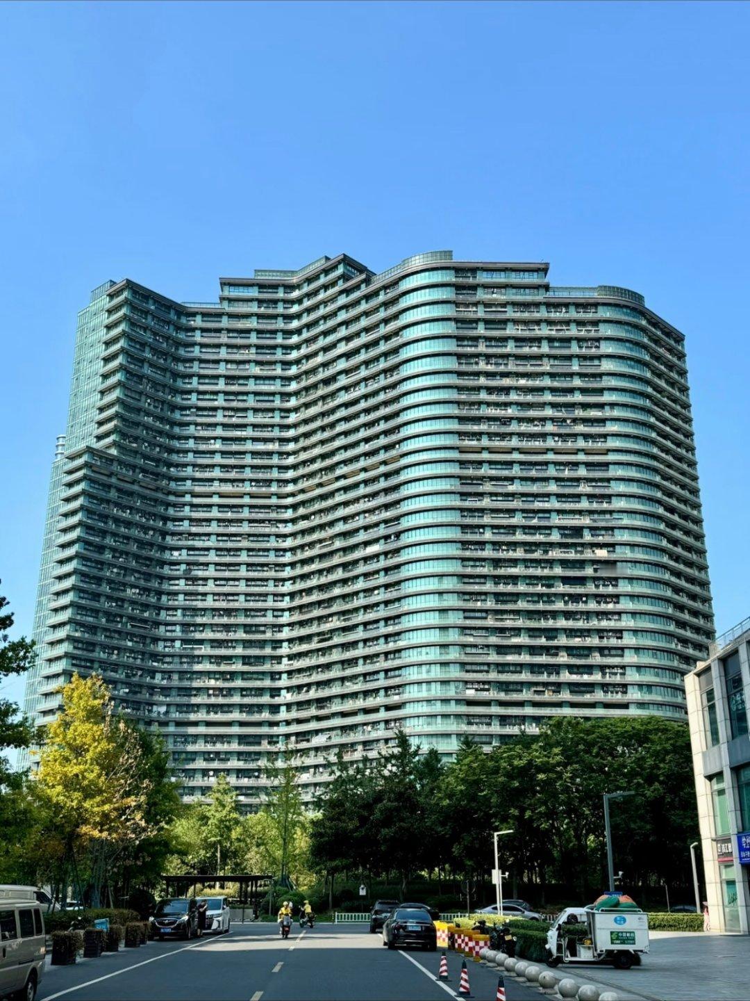 圣罗兰拉黑杭州一条街道盈丰街道有一个很著名的网红楼——丽晶国际多年前团建去过一回