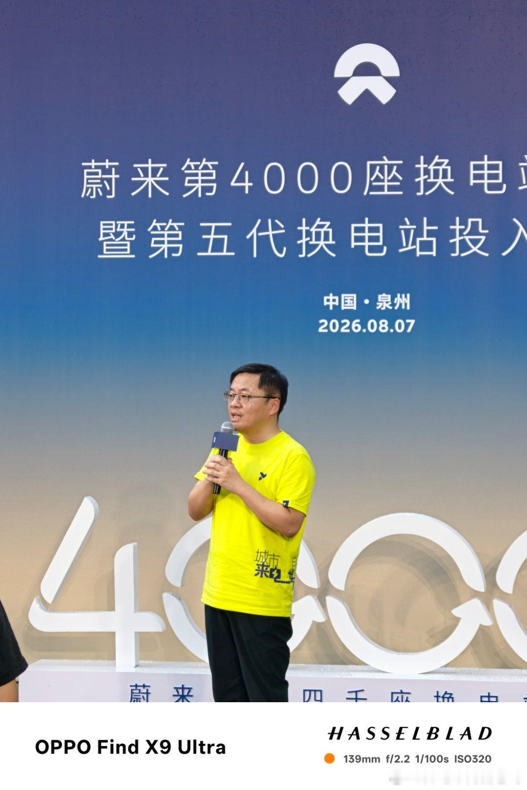 这是我经历过最狼狈的一次换电了，不过狼狈的只有我们在外面看人家换电的，车主在里面