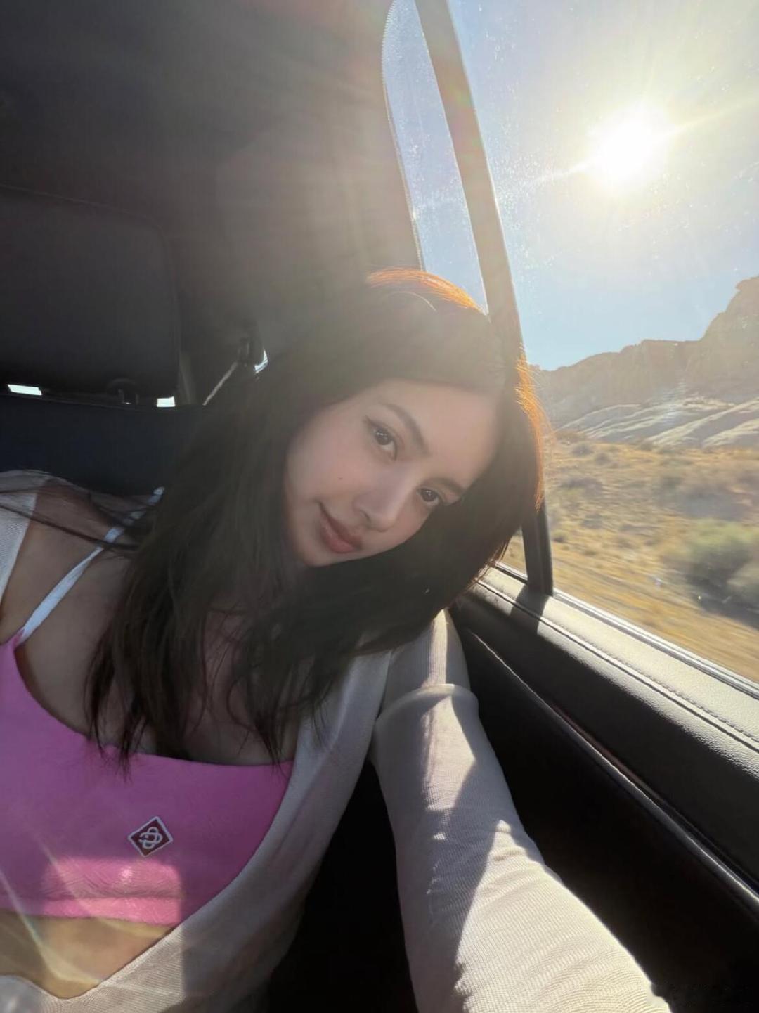 Lisa晒度假美照真的服了，Lisa怎么做到随便抓拍都像杂志封面的？Lisa出海