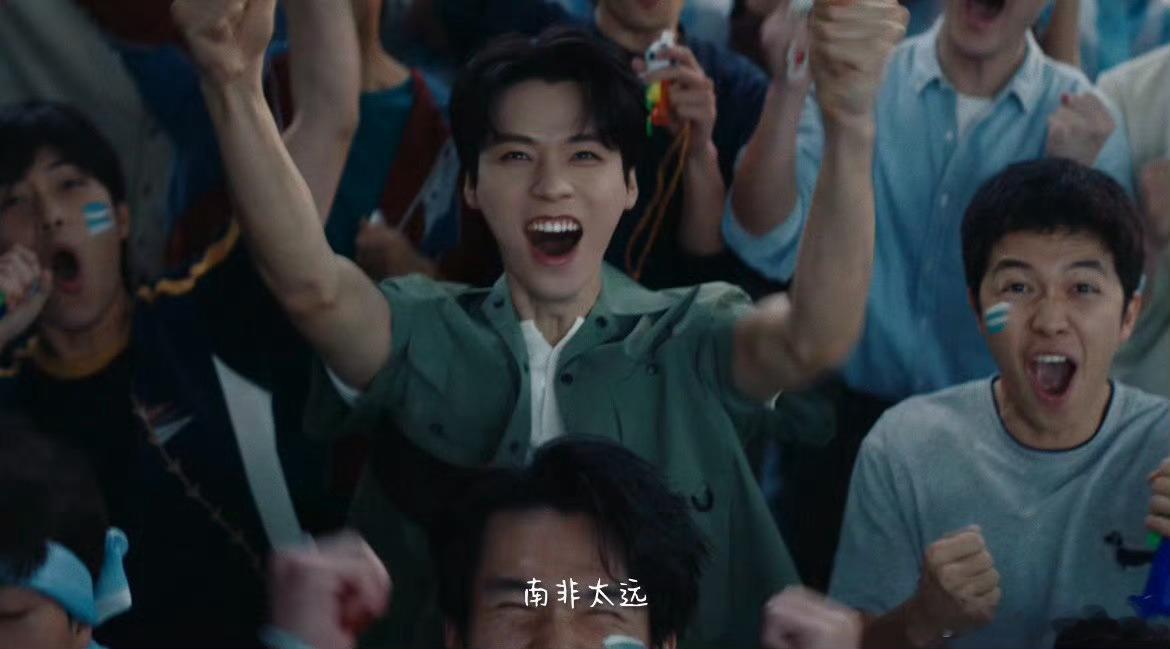 龚俊演的就是当年看球的我本人龚俊把球迷们的世界杯DNA演动了🔥骑单车赶去看球、