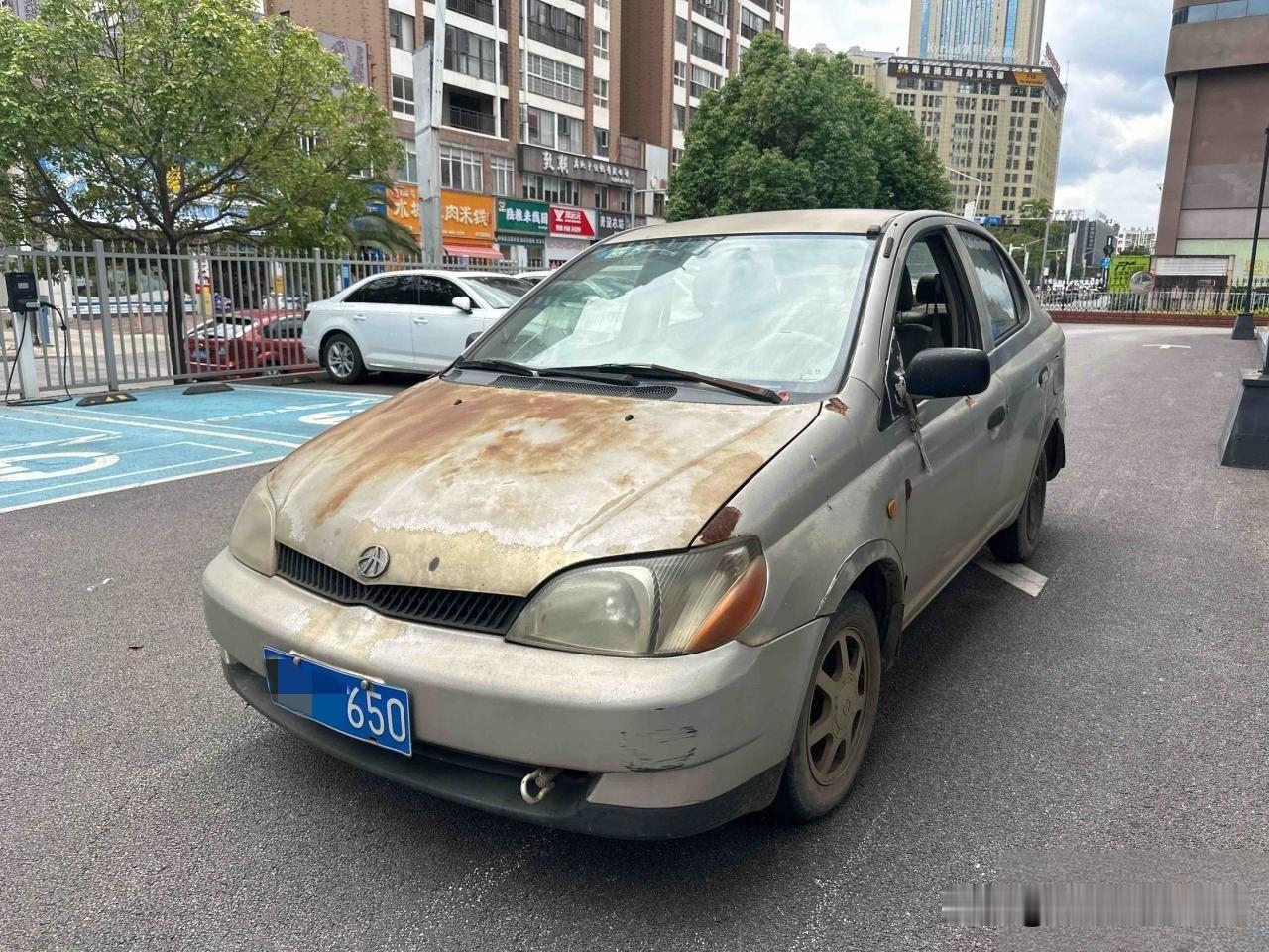 为了领报废补贴，真是什么方法都用上了！
这是一辆2001年的夏利，这可是25年前