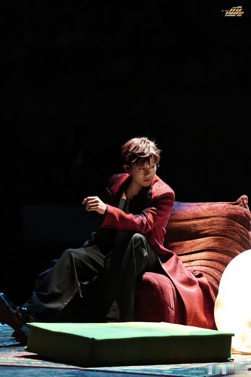 张杰唱树呢哭了 张杰未LIVE巡回演唱会《树呢》不止是一首歌，更是张杰对爷爷的思