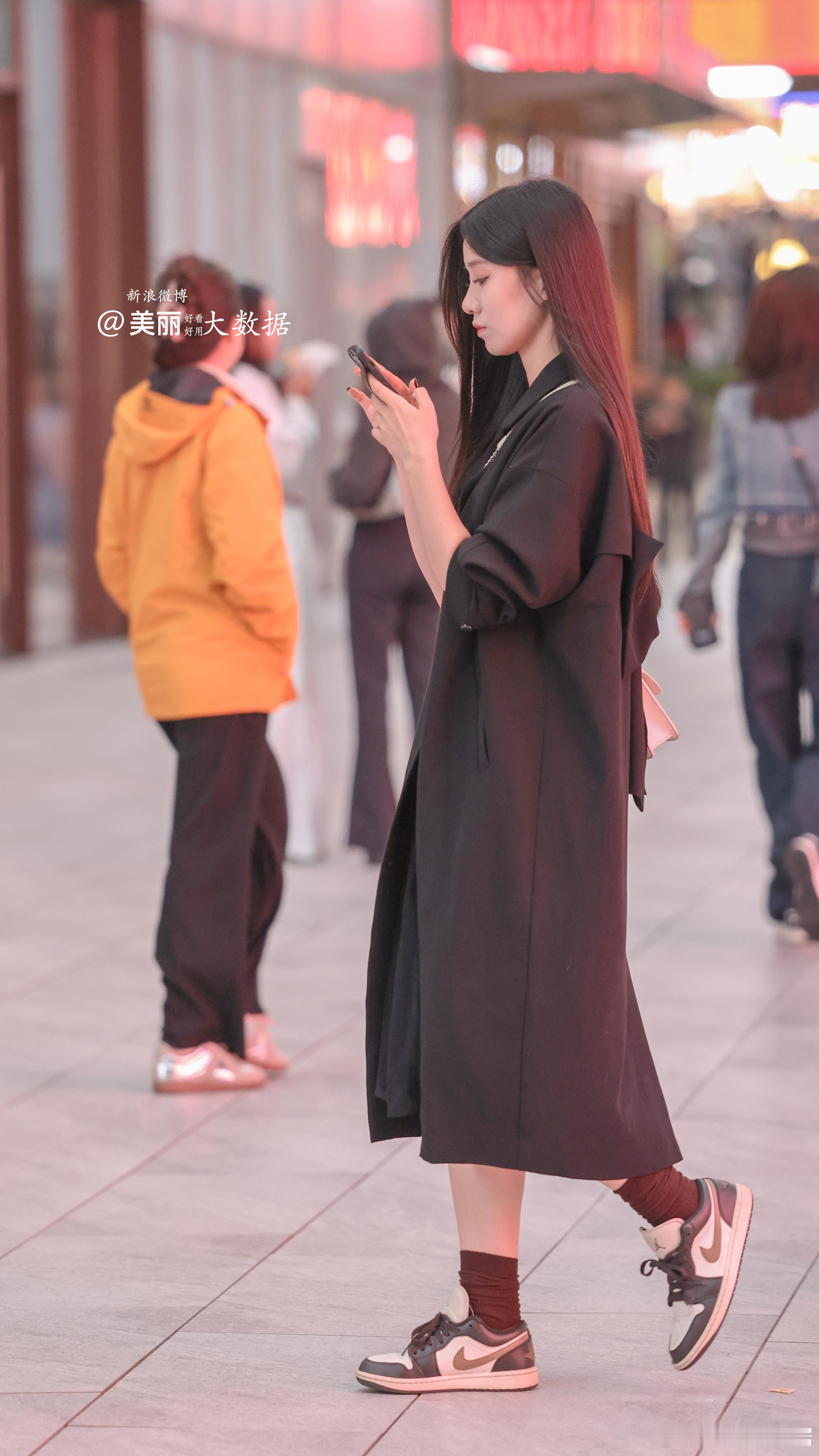 街拍低头不看风景，只看手机，这样逛商场就对了！📱🚶♀️ 