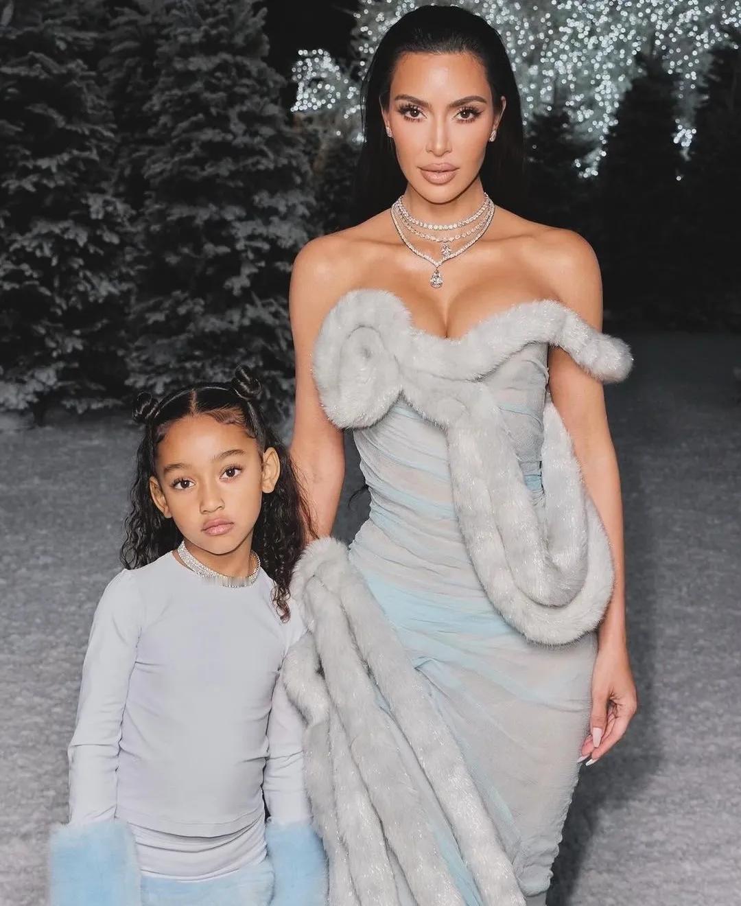 金卡戴珊携四个孩子过圣诞！
金卡戴珊带四个娃过圣诞，看看这高颜值的一家！没有爸爸