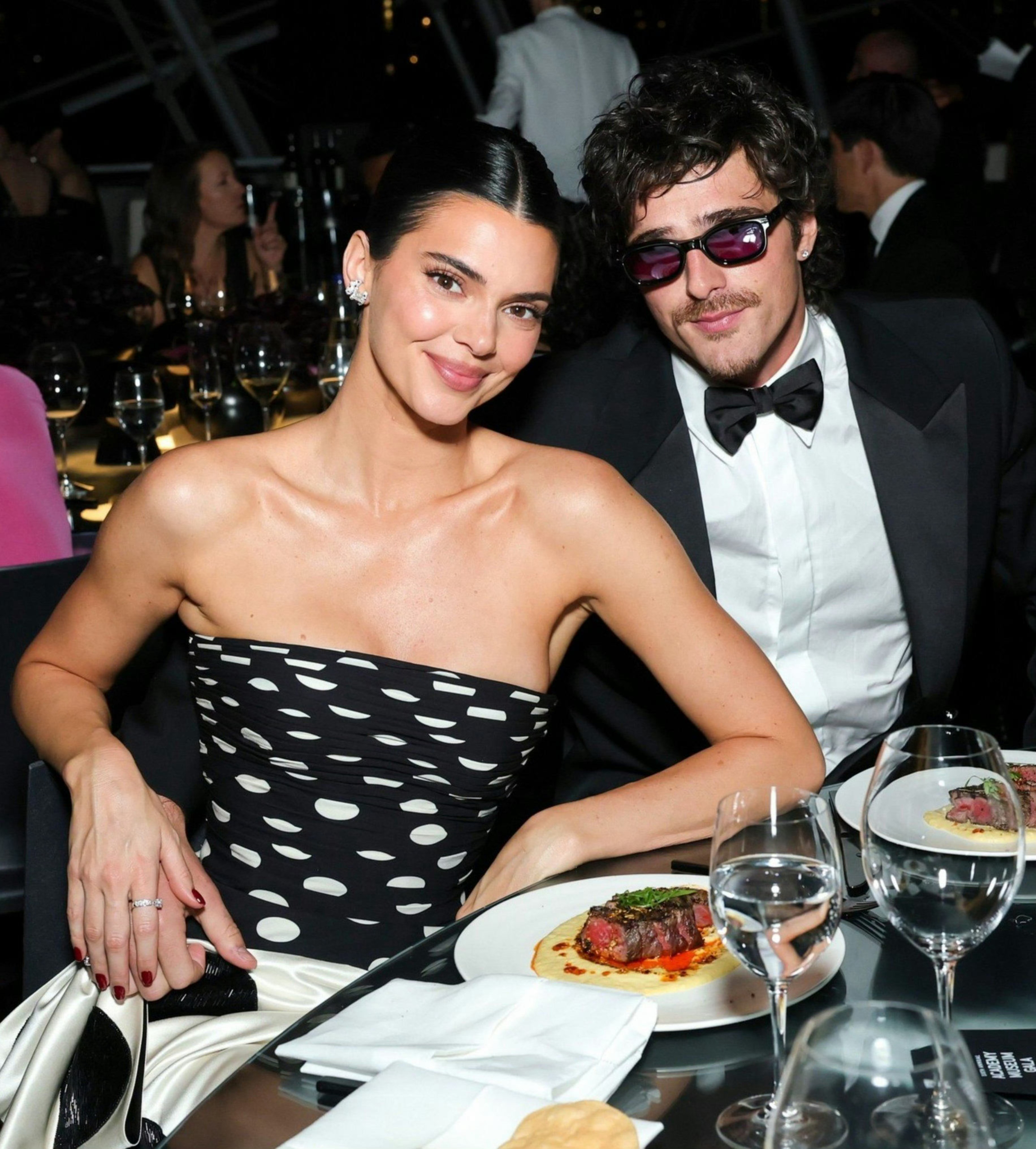 Kendall Jenner 肯豆这套Valentino特别定制的波点造型简直美