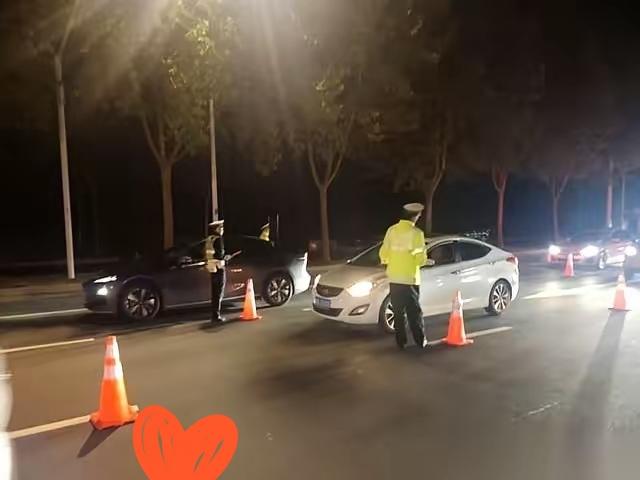 说实话，看到郑州这位父亲的故事，我心里也是咯噔一下。
 
晚上在家喝了点酒，估计