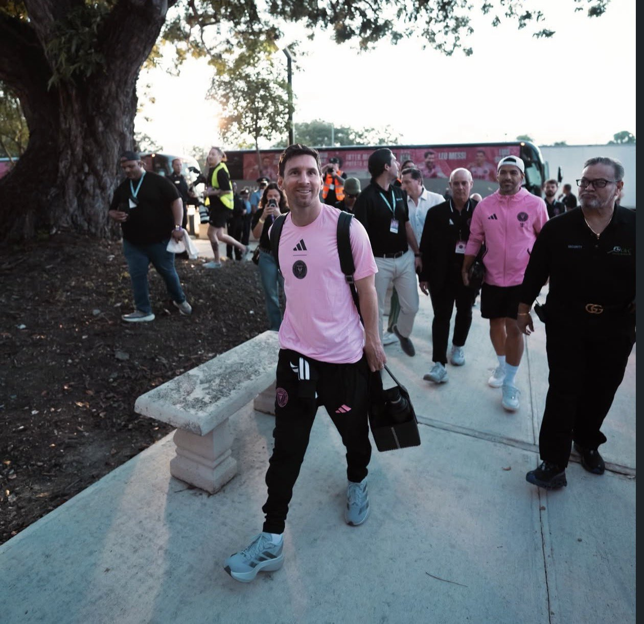 🐐梅西随队抵达球场梅西迈阿密国际