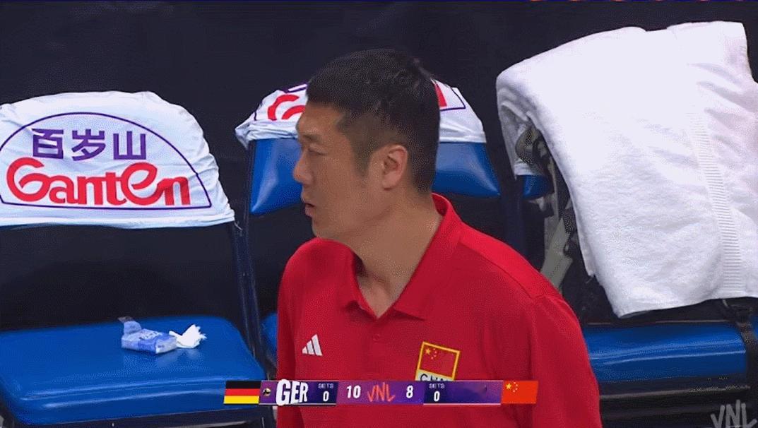 2025世界女排联赛中国女排vs德国女排9-12，叫暂停了，勇哥说对方12分，拦