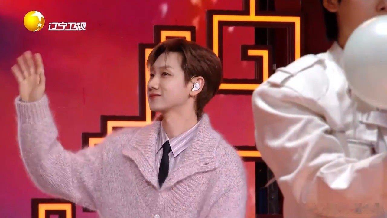 汪苏泷给辽宁春晚开了个甜头甜度与反差感双在线！粉色毛衣配东北秧歌十字步，汪苏泷这