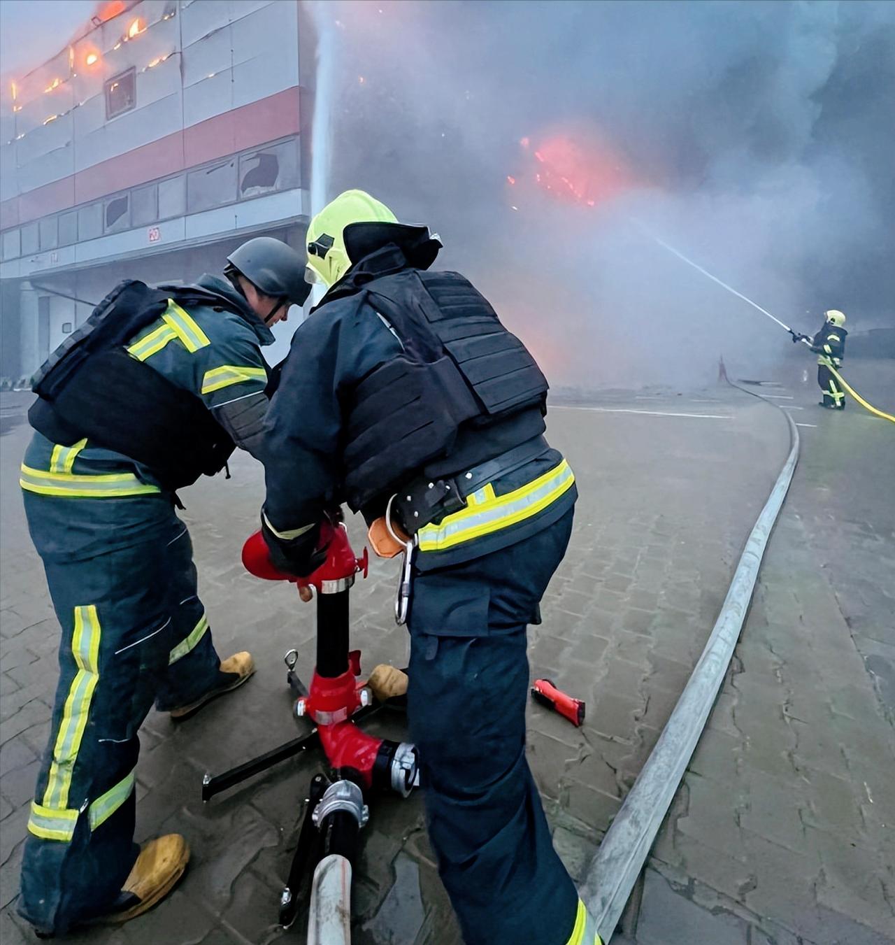 俄乌停火彻底落空了，就在不久前，俄方一次性放出300多架无人机突然砸向乌克兰境内
