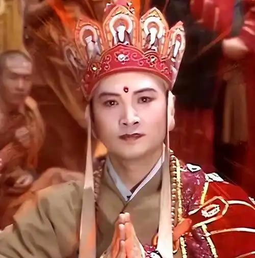 迟重瑞曾因入赘豪门淡出荧幕，“吃软饭”质疑声不断。如今72岁的他现身直播间卖房带