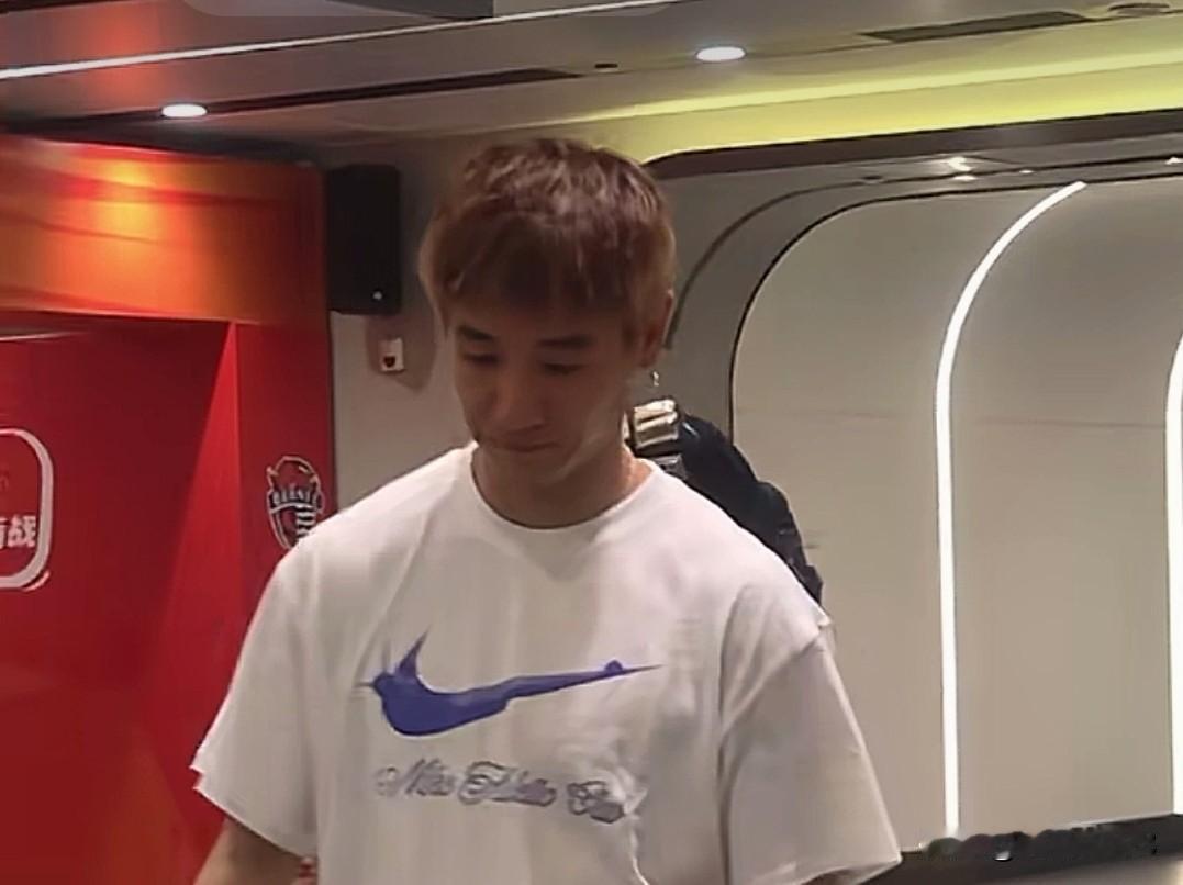 唉！在中超仅剩4轮比赛的情况下，韦世豪被中足联认定挑衅球迷，罚款3万，停赛3场。
