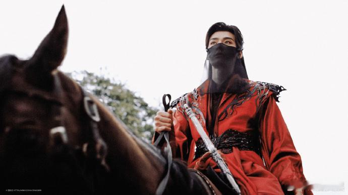 龚俊有种明媚的忧伤 龚俊演绎的苏暮雨总是笑着承担一切，自无剑城逃亡到执掌暗河，他