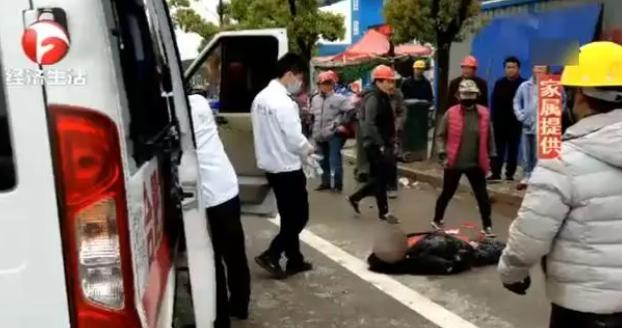 “太离谱了！”安徽一农民工，带妻子来到快餐店买了份10元盒饭，两人一起分着吃，谁