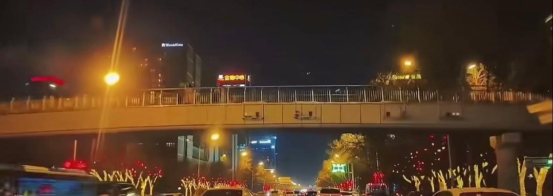 现在日本机场最引人关注的就是中国游客忙着回国！
       有人提议说，忙着回