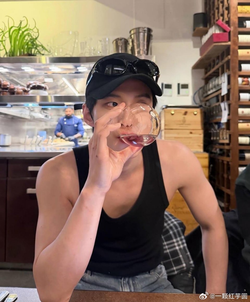 何与 ins更新！哇，这身材超有男友力